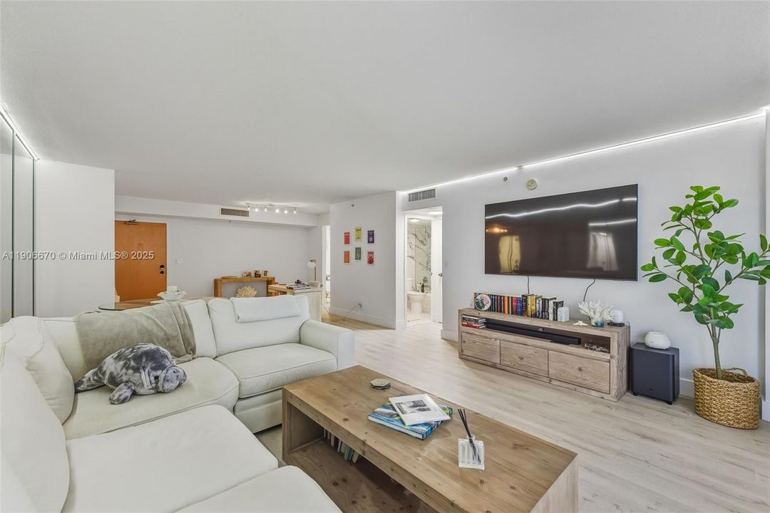 Под контрактом: $500,000 (1 спален, 1 ванн, 905 Квадратных фут)