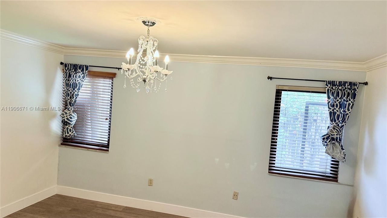 合同活跃: $660,000 (4 贝兹, 2 浴室, 1814 平方英尺)