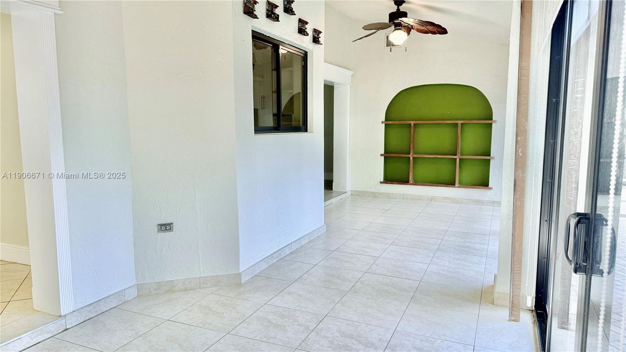 合同活跃: $660,000 (4 贝兹, 2 浴室, 1814 平方英尺)