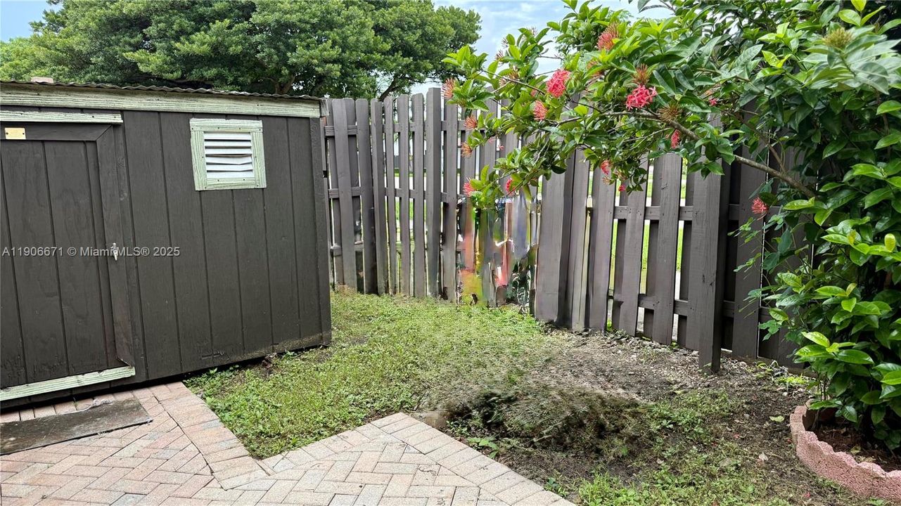 合同活跃: $660,000 (4 贝兹, 2 浴室, 1814 平方英尺)