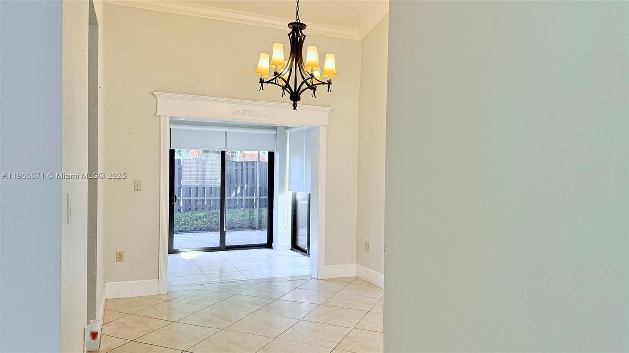 合同活跃: $660,000 (4 贝兹, 2 浴室, 1814 平方英尺)