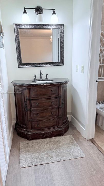 合同活跃: $660,000 (4 贝兹, 2 浴室, 1814 平方英尺)