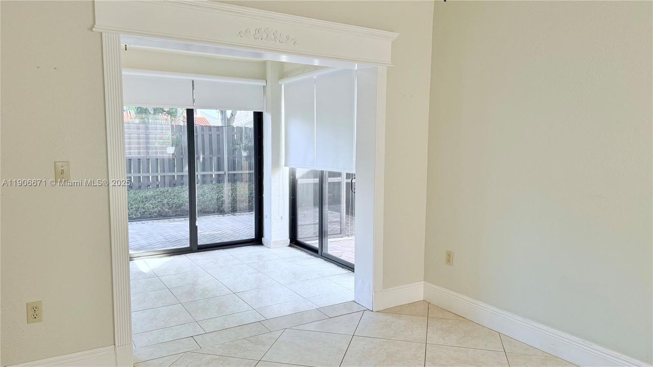 合同活跃: $660,000 (4 贝兹, 2 浴室, 1814 平方英尺)