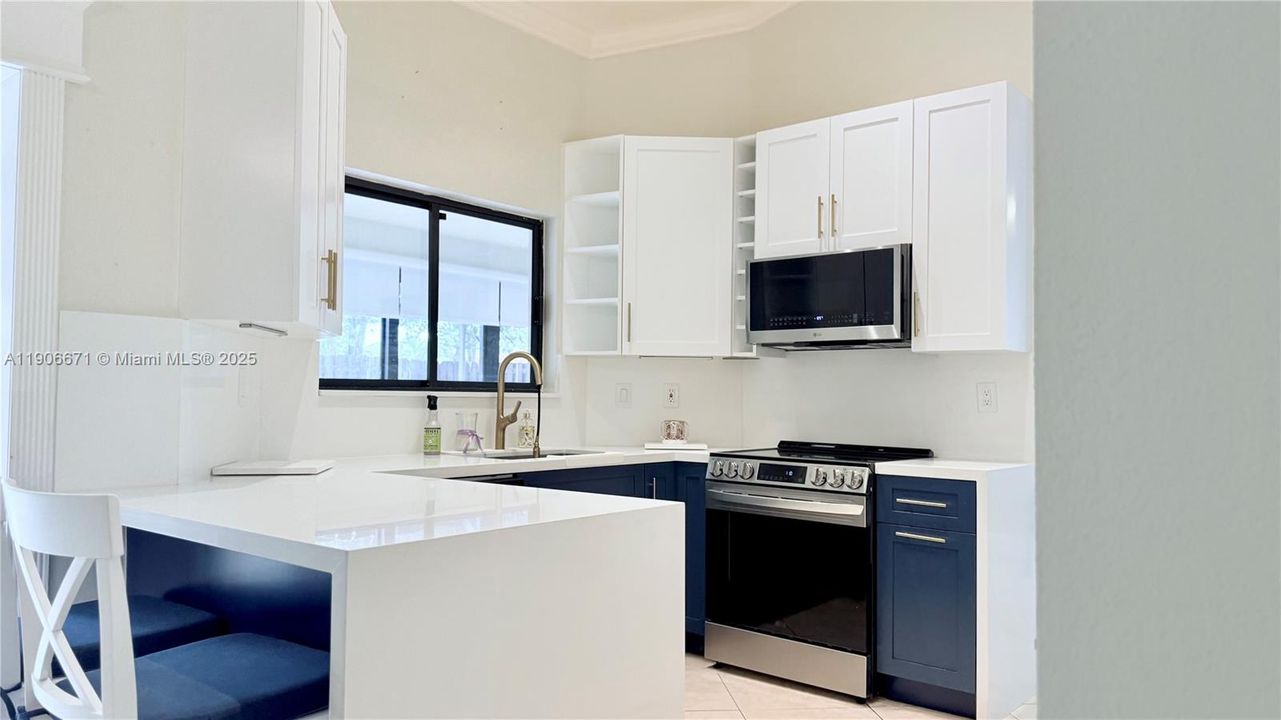 合同活跃: $660,000 (4 贝兹, 2 浴室, 1814 平方英尺)