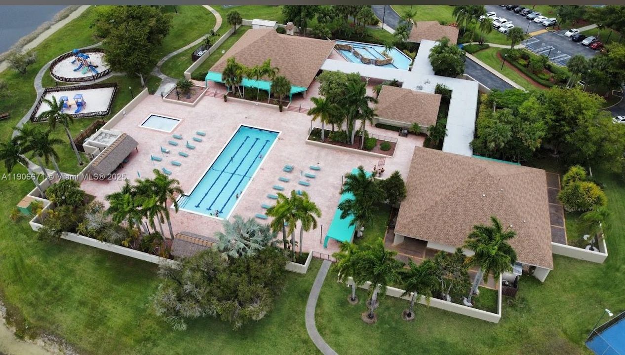 合同活跃: $660,000 (4 贝兹, 2 浴室, 1814 平方英尺)