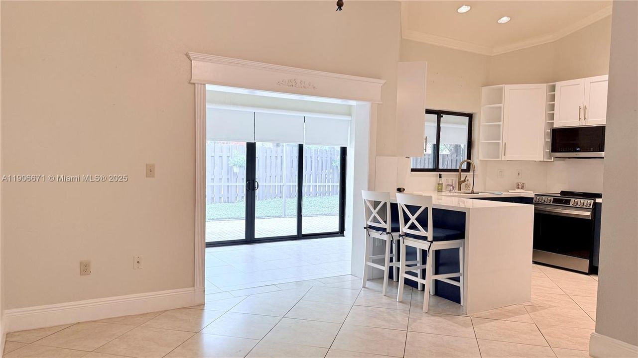 合同活跃: $660,000 (4 贝兹, 2 浴室, 1814 平方英尺)