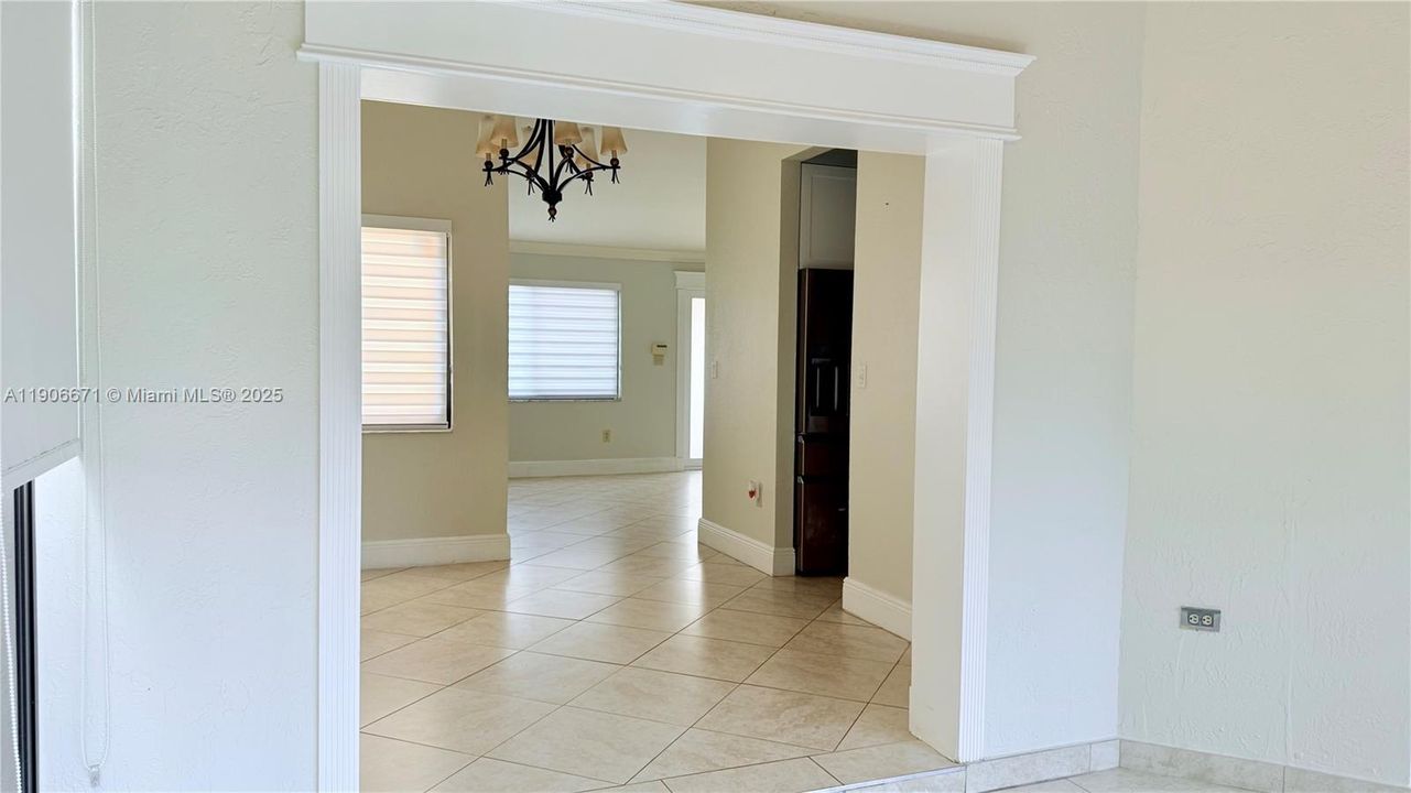 合同活跃: $660,000 (4 贝兹, 2 浴室, 1814 平方英尺)