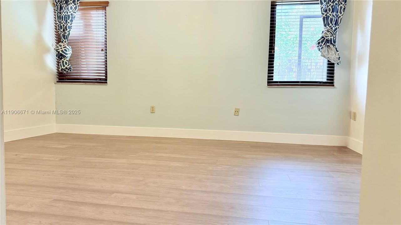 合同活跃: $660,000 (4 贝兹, 2 浴室, 1814 平方英尺)