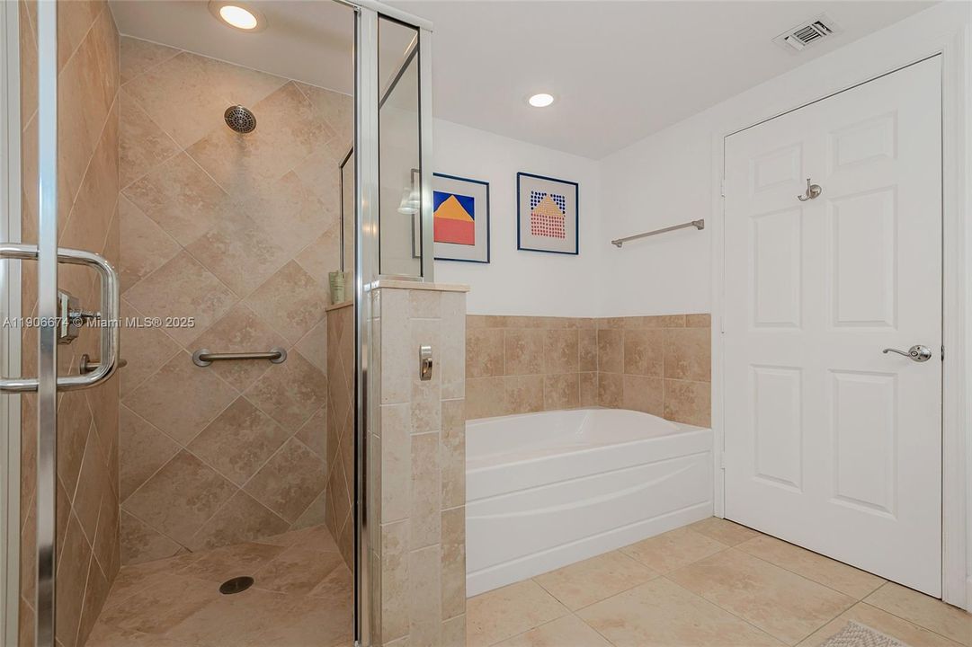 For Sale: $549,000 (1 beds, 1 baths, 929 Square Feet)