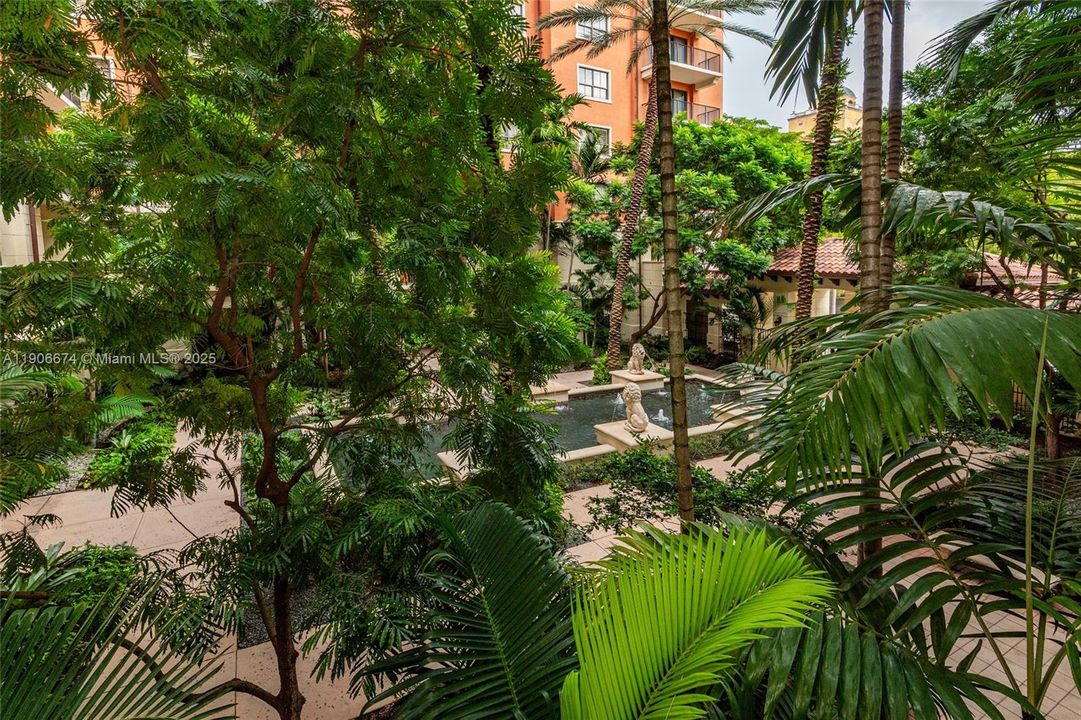 For Sale: $549,000 (1 beds, 1 baths, 929 Square Feet)