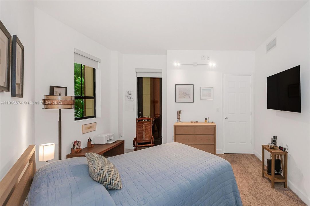 For Sale: $549,000 (1 beds, 1 baths, 929 Square Feet)