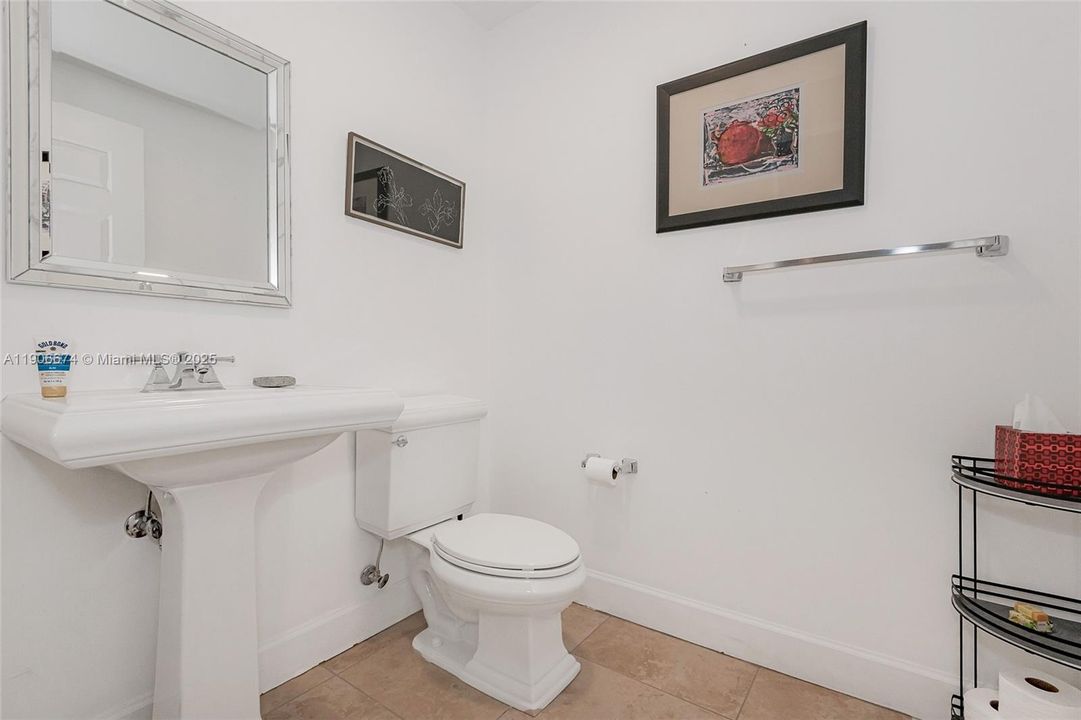 For Sale: $549,000 (1 beds, 1 baths, 929 Square Feet)