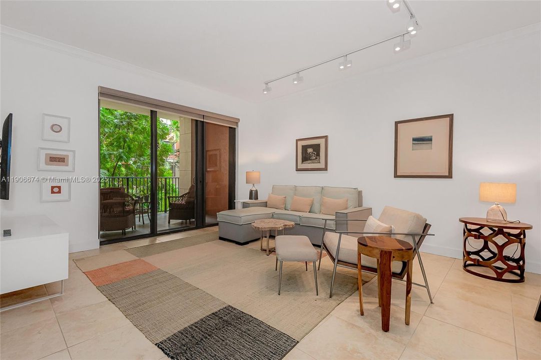 For Sale: $549,000 (1 beds, 1 baths, 929 Square Feet)