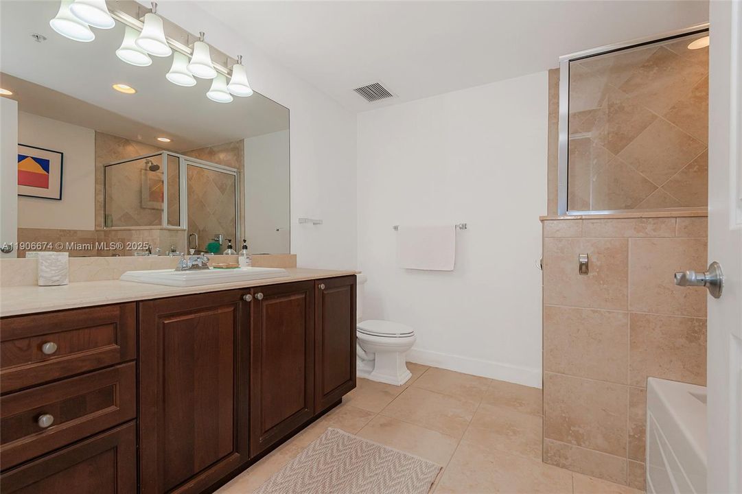 For Sale: $549,000 (1 beds, 1 baths, 929 Square Feet)