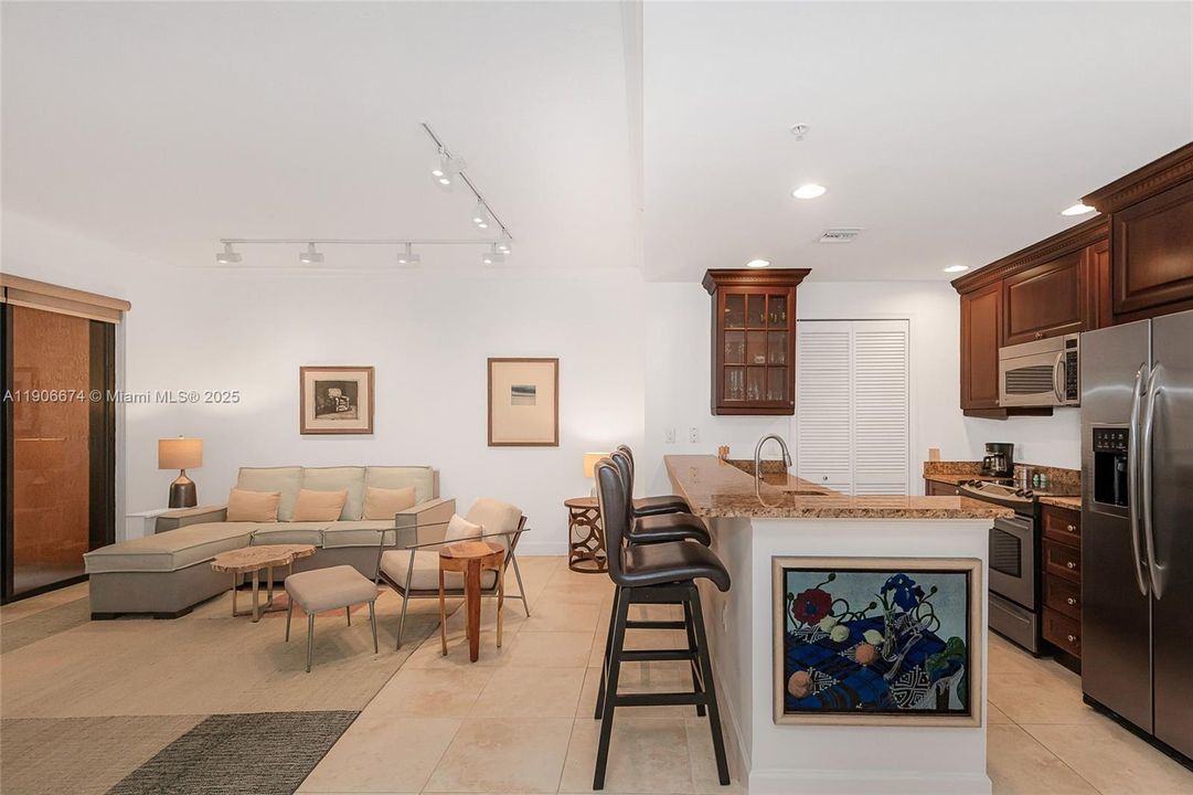 For Sale: $549,000 (1 beds, 1 baths, 929 Square Feet)