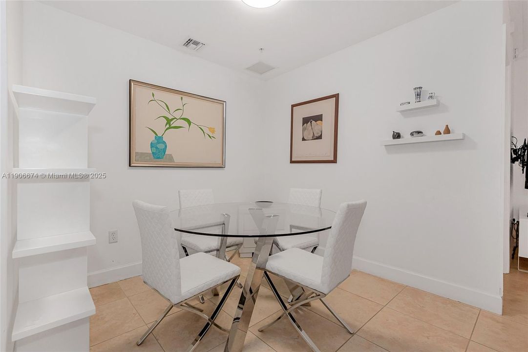 For Sale: $549,000 (1 beds, 1 baths, 929 Square Feet)