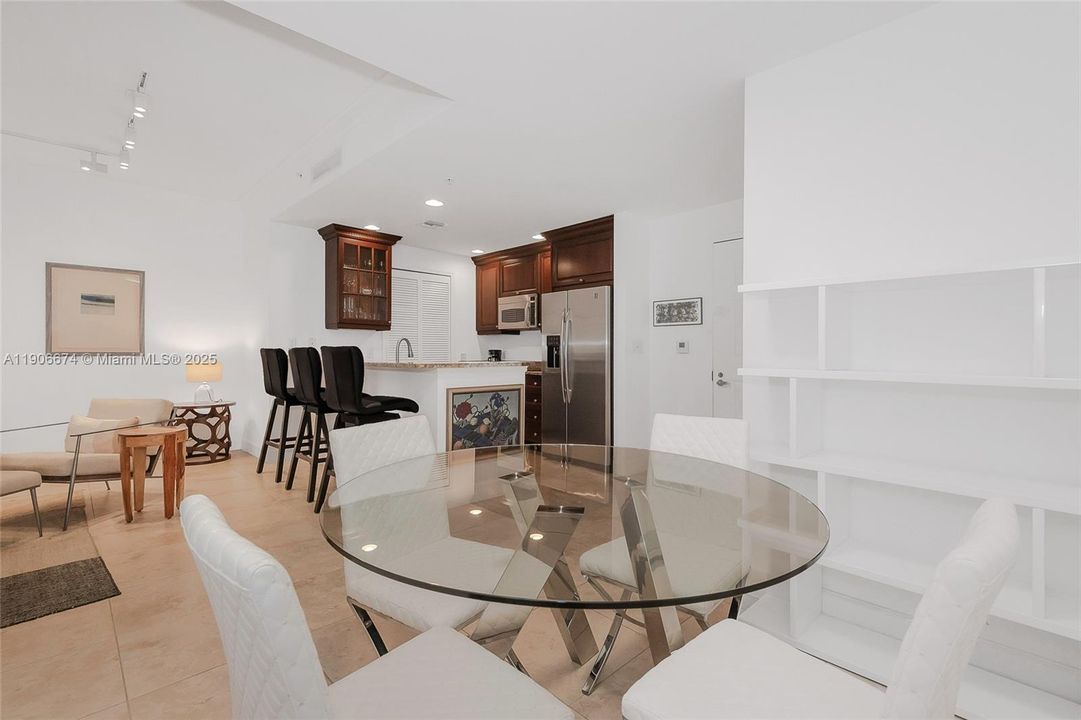 For Sale: $549,000 (1 beds, 1 baths, 929 Square Feet)