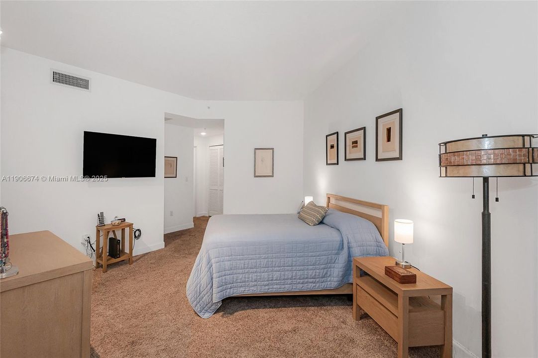For Sale: $549,000 (1 beds, 1 baths, 929 Square Feet)