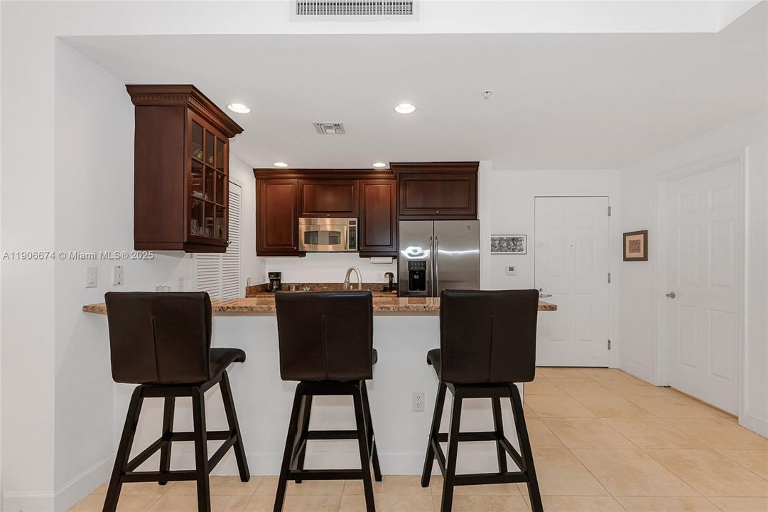 For Sale: $549,000 (1 beds, 1 baths, 929 Square Feet)