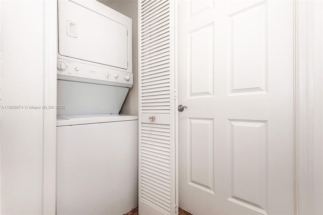 For Sale: $549,000 (1 beds, 1 baths, 929 Square Feet)