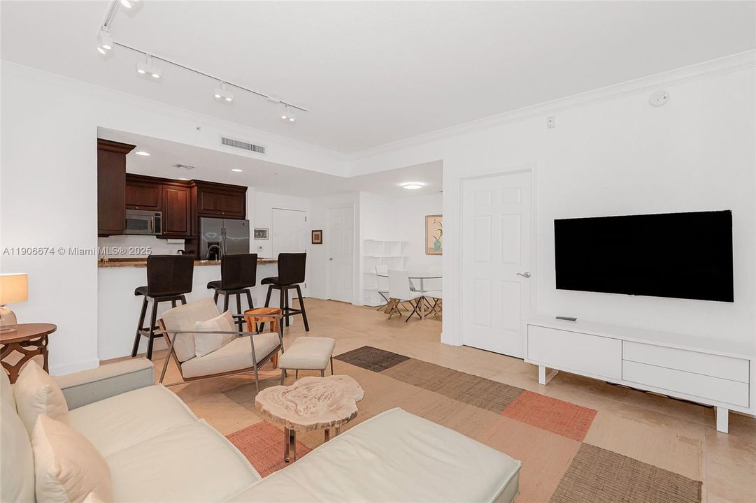 For Sale: $549,000 (1 beds, 1 baths, 929 Square Feet)