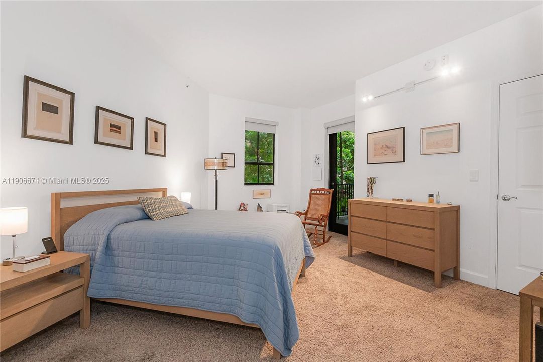For Sale: $549,000 (1 beds, 1 baths, 929 Square Feet)