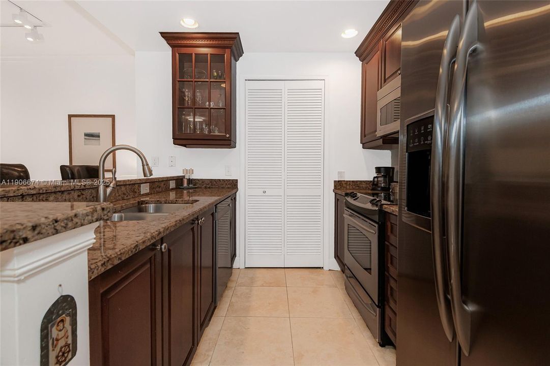 For Sale: $549,000 (1 beds, 1 baths, 929 Square Feet)