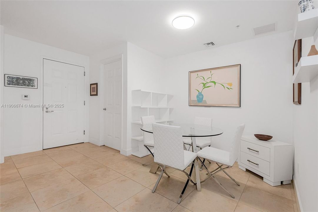 For Sale: $549,000 (1 beds, 1 baths, 929 Square Feet)