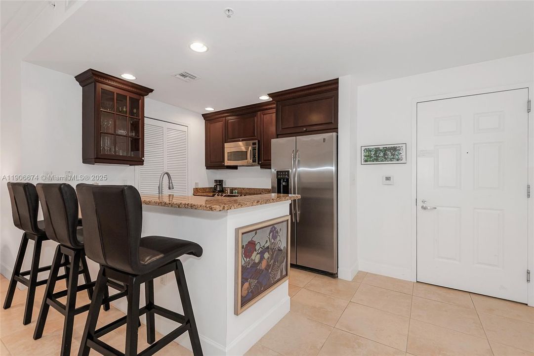 For Sale: $549,000 (1 beds, 1 baths, 929 Square Feet)