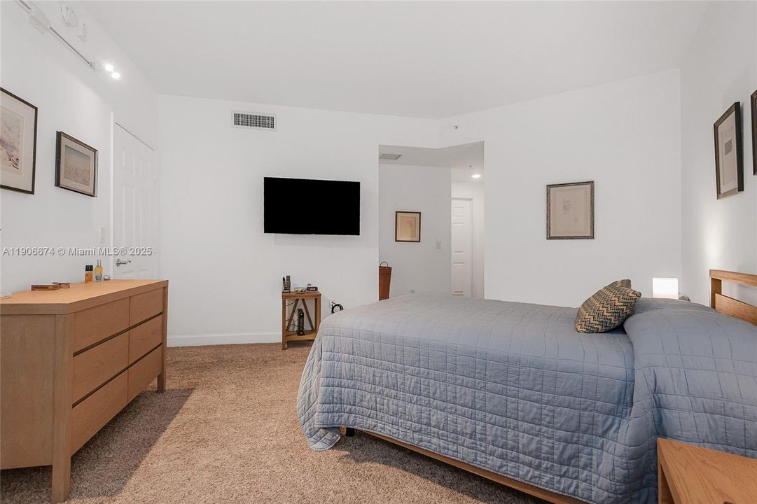 For Sale: $549,000 (1 beds, 1 baths, 929 Square Feet)