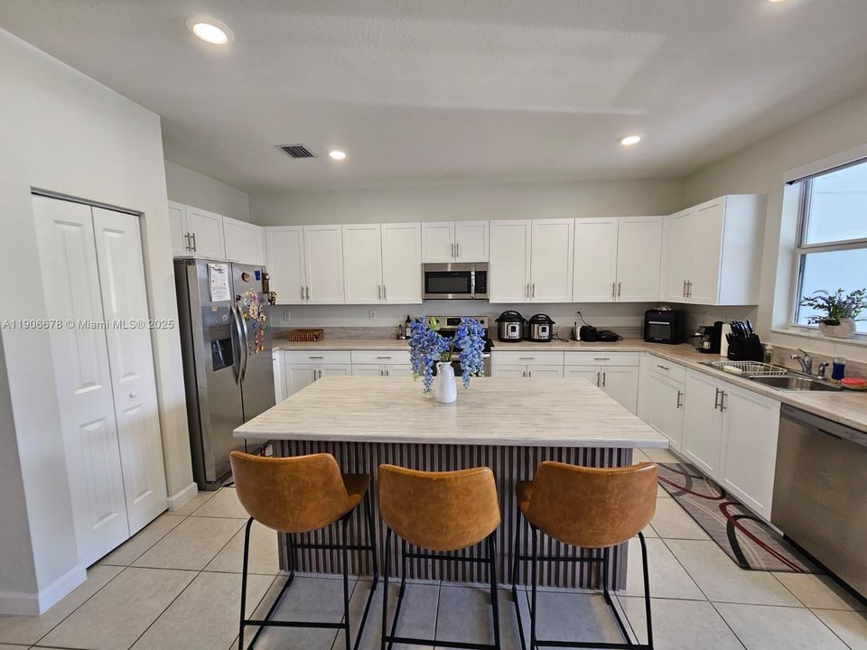 В аренду: $3,725 (4 спален, 2 ванн, 3349 Квадратных фут)