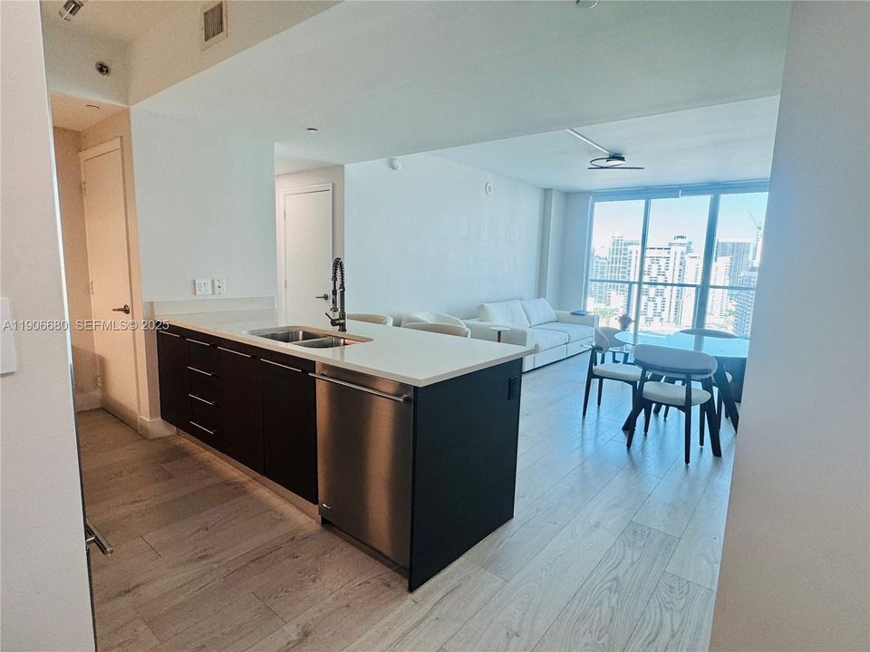 Active With Contract: $3,695 (1 beds, 1 baths, 754 Square Feet)