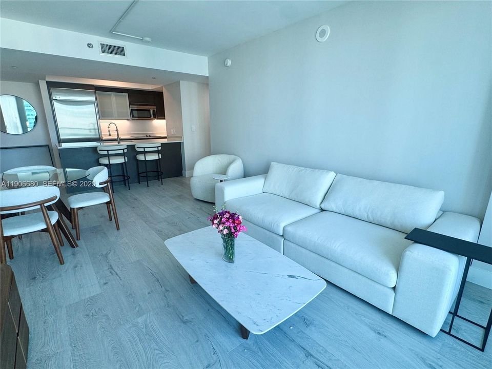 Active With Contract: $3,695 (1 beds, 1 baths, 754 Square Feet)