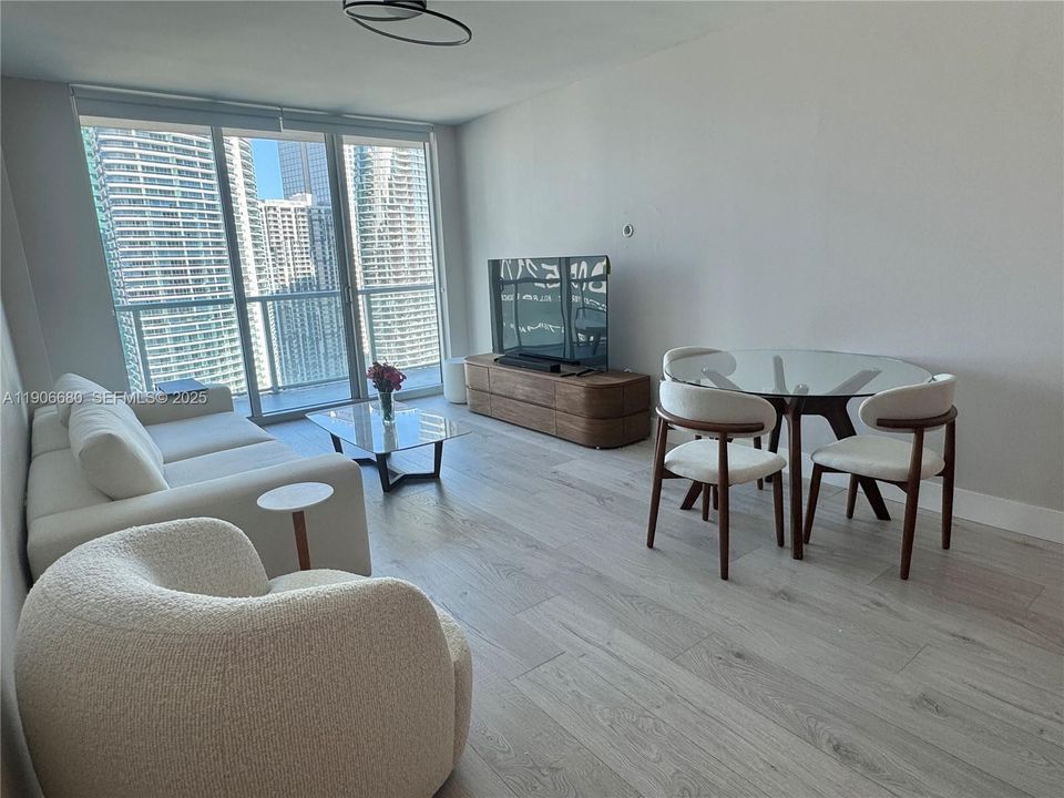 Active With Contract: $3,695 (1 beds, 1 baths, 754 Square Feet)