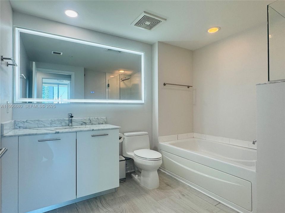 Active With Contract: $3,695 (1 beds, 1 baths, 754 Square Feet)