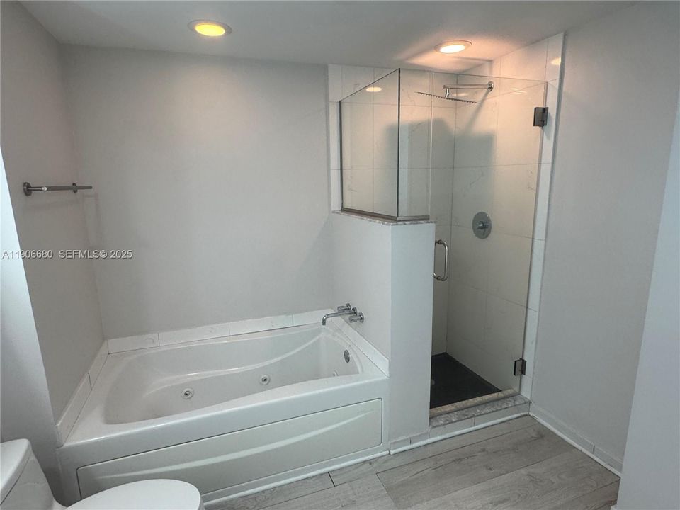 Active With Contract: $3,695 (1 beds, 1 baths, 754 Square Feet)