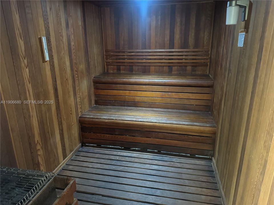 Active With Contract: $3,695 (1 beds, 1 baths, 754 Square Feet)