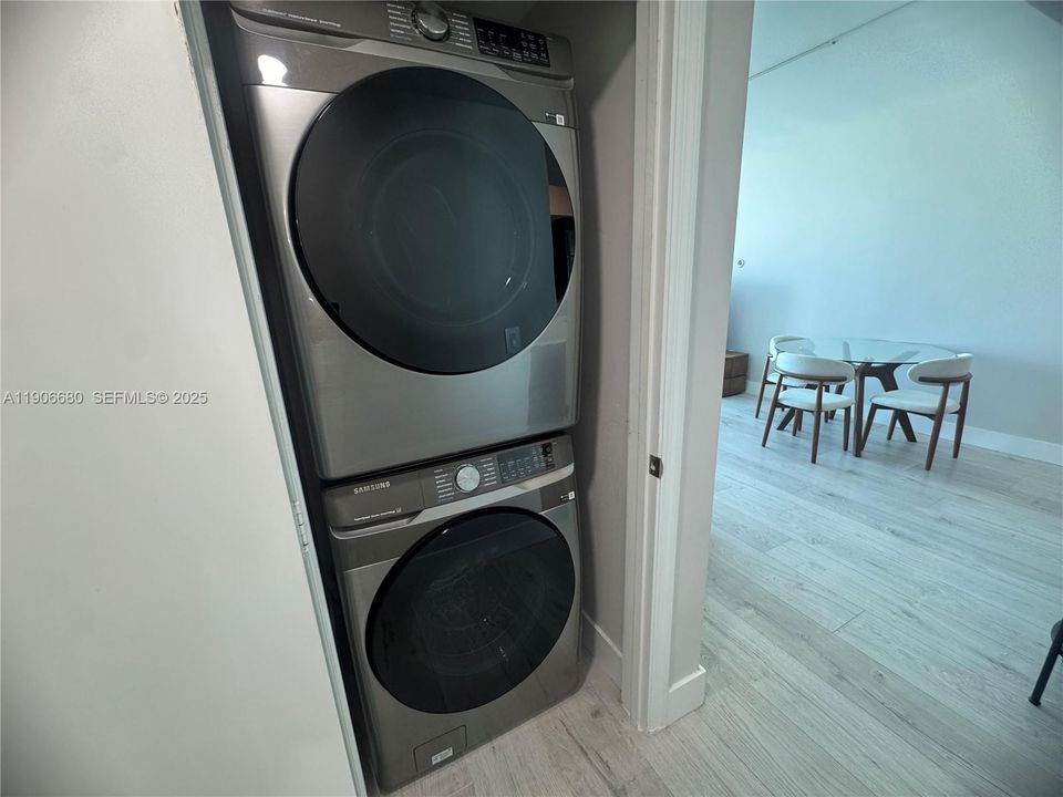 Active With Contract: $3,695 (1 beds, 1 baths, 754 Square Feet)