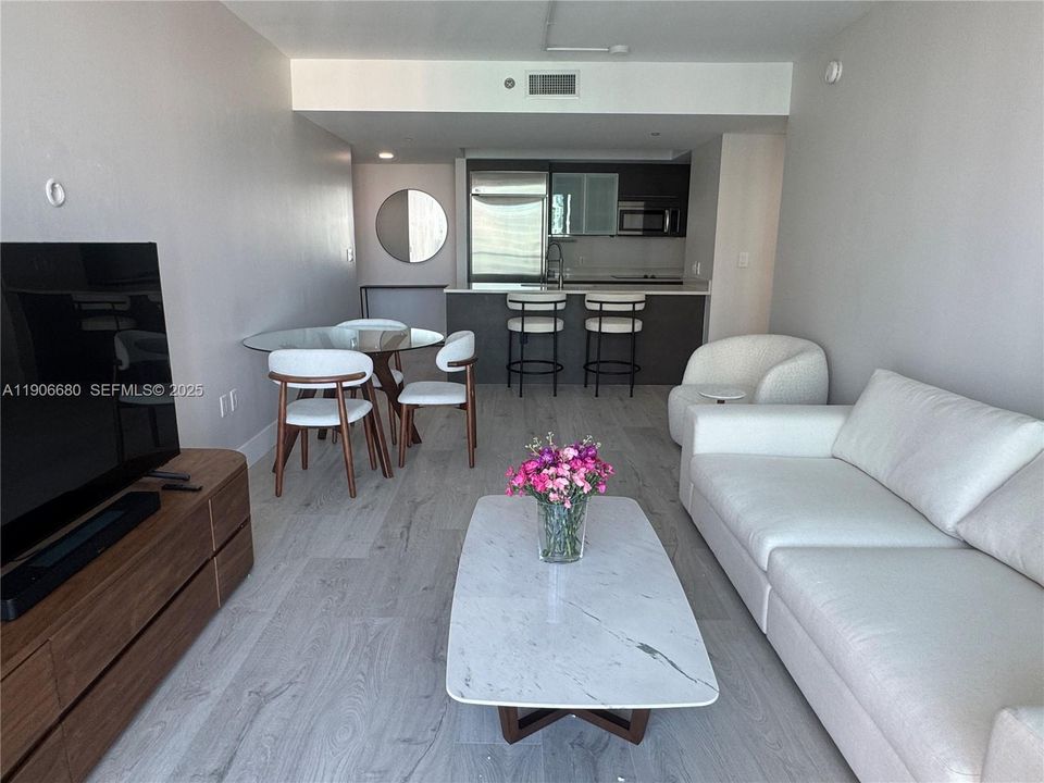 Active With Contract: $3,695 (1 beds, 1 baths, 754 Square Feet)