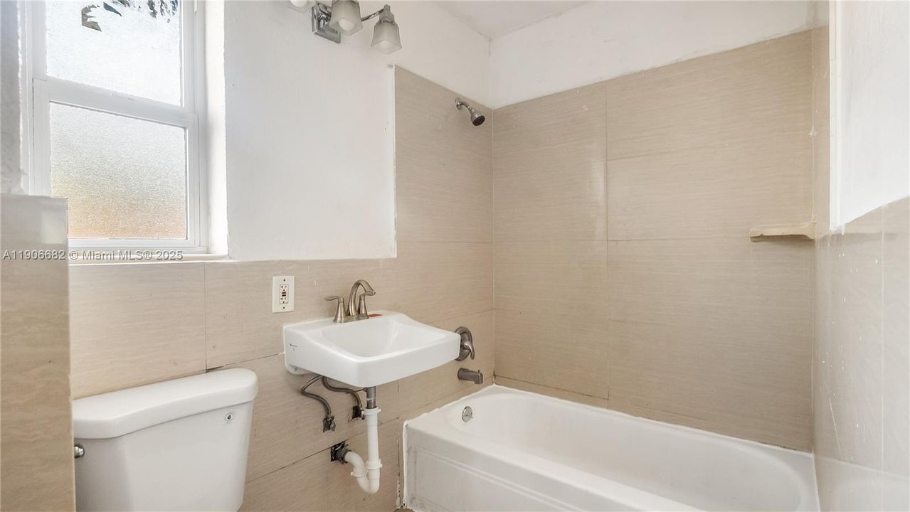 待售: $459,000 (0 贝兹, 0 浴室, 1560 平方英尺)