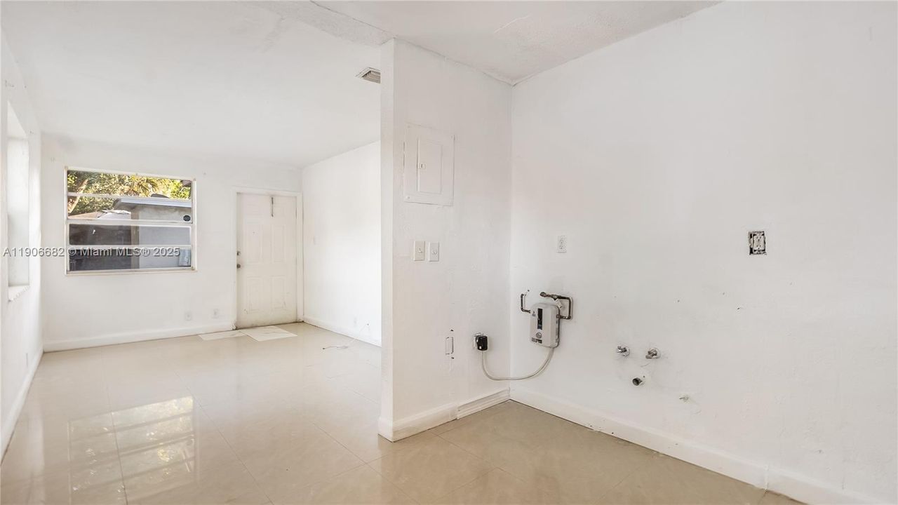 待售: $459,000 (0 贝兹, 0 浴室, 1560 平方英尺)