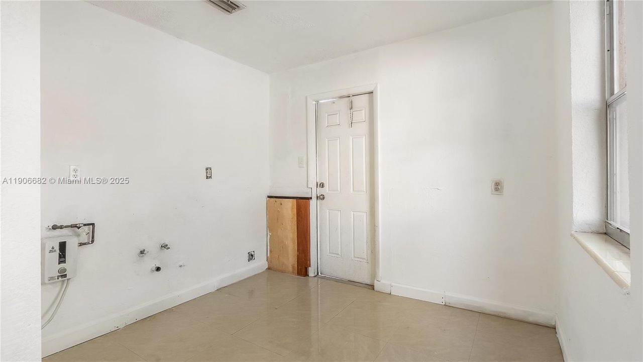 待售: $459,000 (0 贝兹, 0 浴室, 1560 平方英尺)