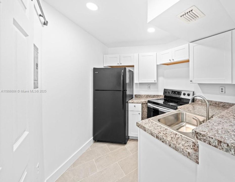 For Sale: $280,000 (2 beds, 2 baths, 800 Square Feet)
