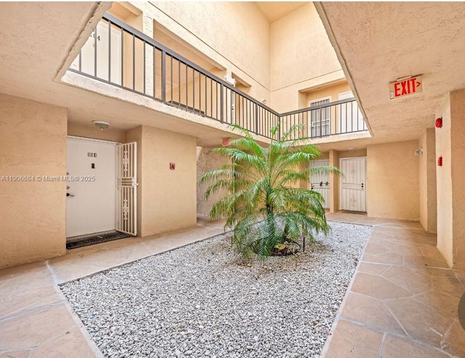 For Sale: $280,000 (2 beds, 2 baths, 800 Square Feet)