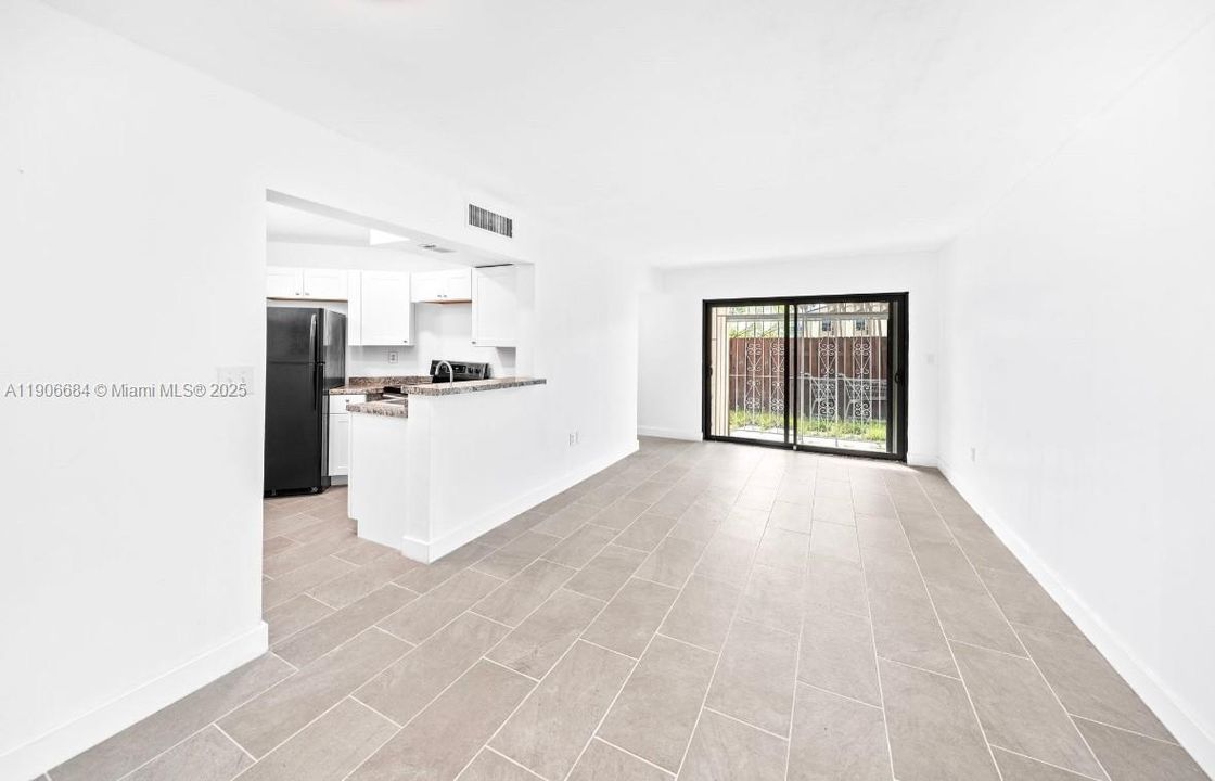 For Sale: $280,000 (2 beds, 2 baths, 800 Square Feet)