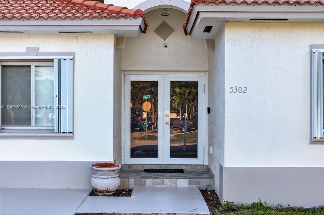 For Sale: $699,000 (5 beds, 2 baths, 1790 Square Feet)