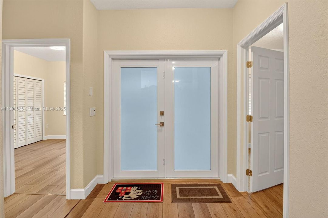 For Sale: $699,000 (5 beds, 2 baths, 1790 Square Feet)