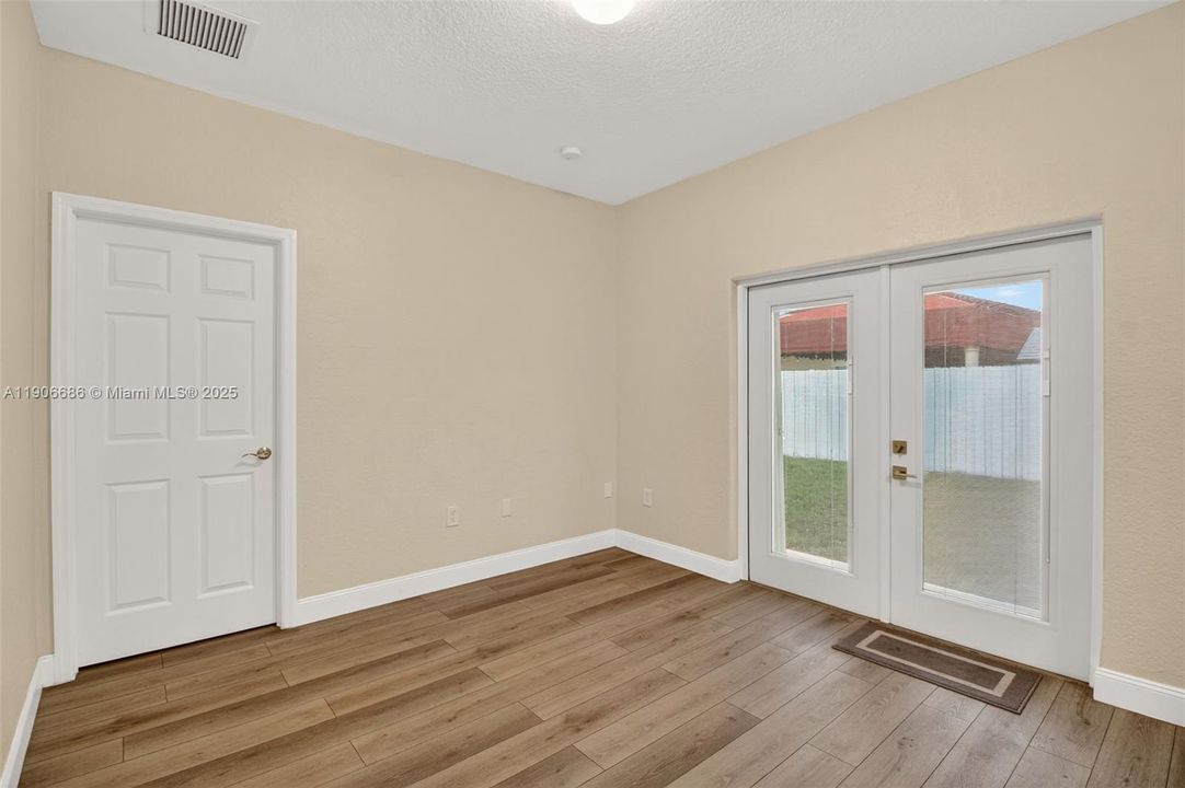 For Sale: $699,000 (5 beds, 2 baths, 1790 Square Feet)