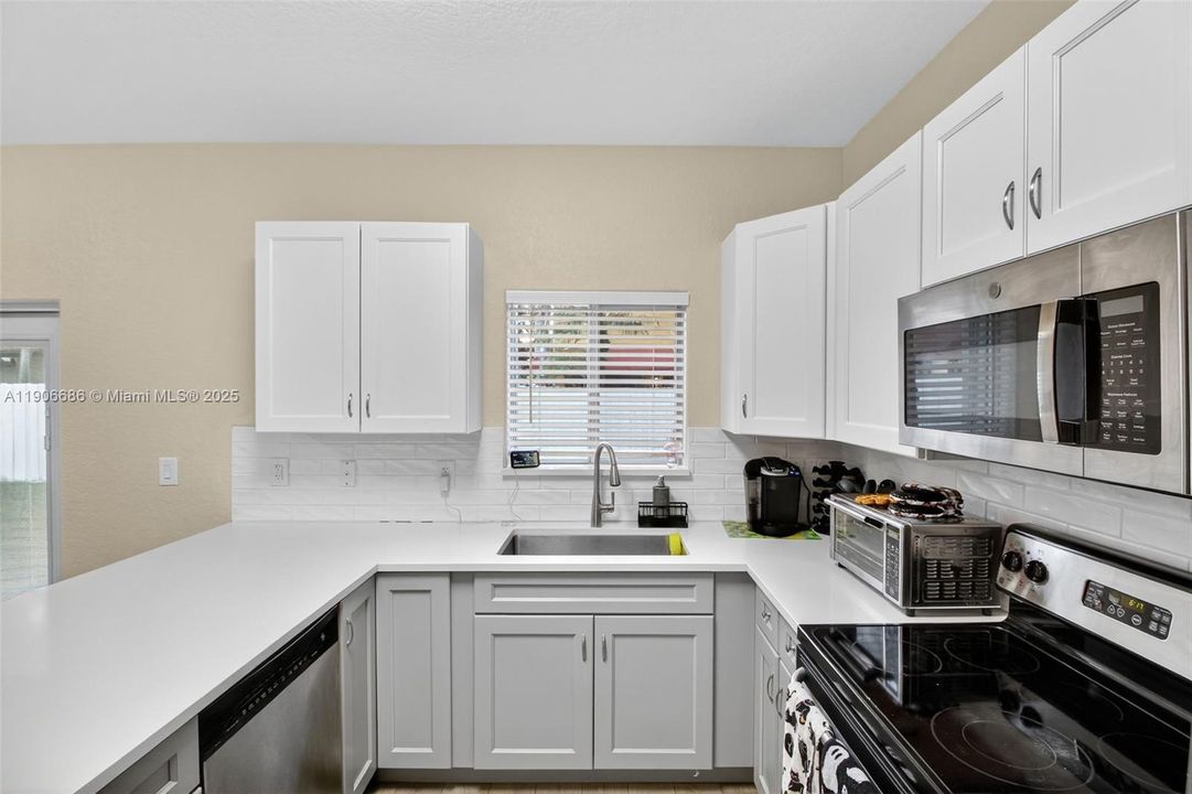 For Sale: $699,000 (5 beds, 2 baths, 1790 Square Feet)