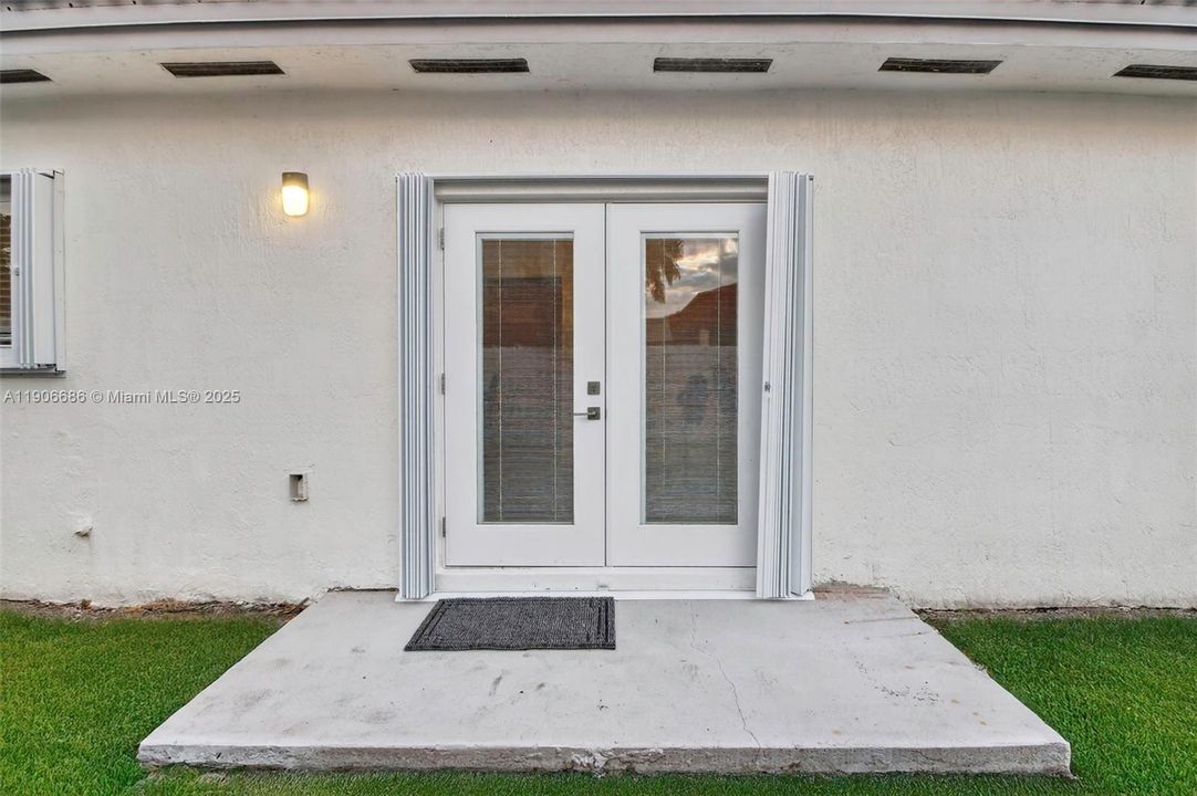 For Sale: $699,000 (5 beds, 2 baths, 1790 Square Feet)